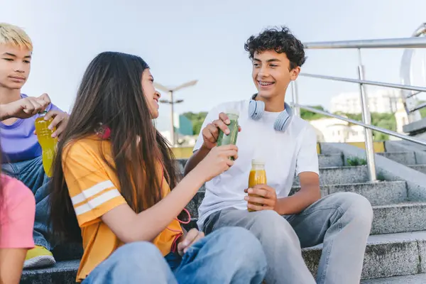 Een Groep Gelukkige Tienervrienden Limonade Drinken Praten Trap Gelukkige Stijlvolle — Stockfoto