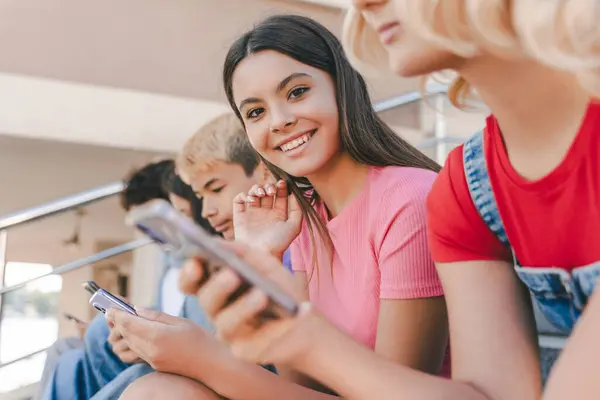 Група Багаторасових Підлітків Які Використовують Мобільні Телефони Дивиться Відеозв Язок — стокове фото