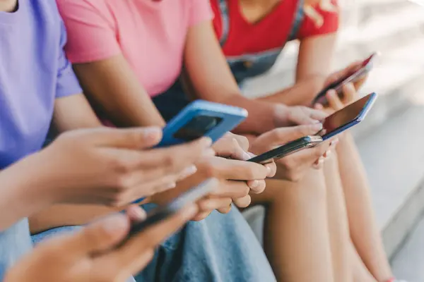 Primer Plano Grupo Adolescentes Sosteniendo Teléfonos Móviles Viendo Video Comunicación — Foto de Stock