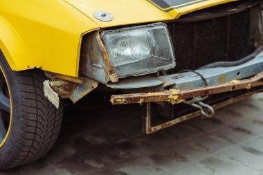 Arabanın ön tamponu kırılmış, araba kazası geçirmiş, fotokopi çekmiş. Araba sigortası ve onarım. Kazadan sonra kırık araç hasarı 