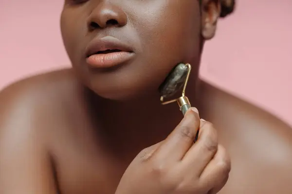 Detailní Záběr Krásné Africké Americké Ženy Jak Provádí Masáž Obličeje — Stock fotografie