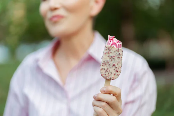 Cropped View Happy Stylish Gray Haired Woman Eating Tasty Ice — Stock Photo, Image