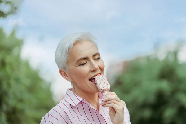 Портрет Счастливой Стильной Седой Женщины Кушающей Вкусное Мороженое Закрытыми Глазами — стоковое фото