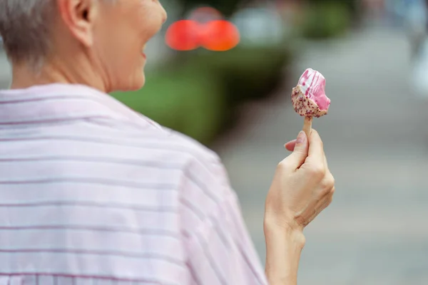 Close View Happy Stylish Gray Haired Woman Eating Tasty Ice — Stock Photo, Image