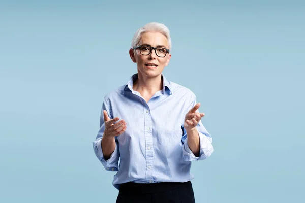 Ciddi Gri Saçlı Gözlüklü Şık Mavi Gömlekli Bir Bayan Öğretmen — Stok fotoğraf