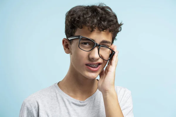 Porträtt Upprörd Attraktiv Tonåring Pojke Bär Glasögon Har Huvudvärk Dåliga — Stockfoto