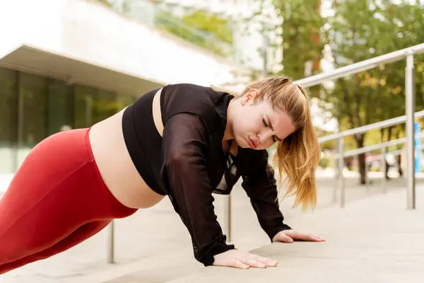 太りすぎの女性は 屋外の階段を押し上げています スポーツ モチベーション トレーニング — ストック写真