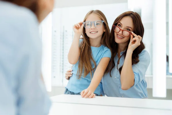 Χαμογελαστή Μητέρα Και Μικρή Κόρη Παίρνουν Γυαλιά Κοιτώντας Τον Καθρέφτη — Φωτογραφία Αρχείου