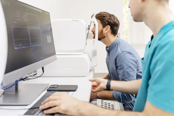 Doctor Ophthalmologist Checking Eyes Male Patient Diagnostic Concept — Stock Photo, Image