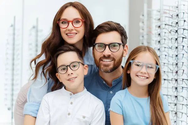 Genitori Sorridenti Loro Figli Occhiali Nuovi Posa Ottica Assistenza Sanitaria — Foto Stock
