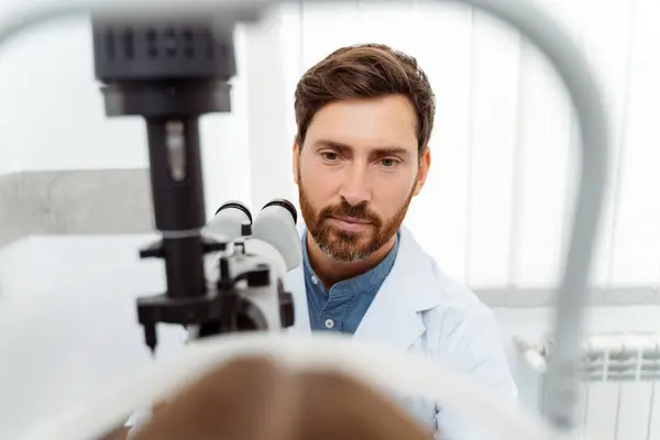 Médico Optometrista Masculino Revisando Vista Una Niña Clínica Concepto Salud — Foto de Stock