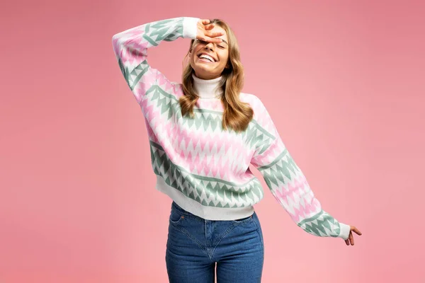배경에 스웨터를 여자의 초상화 — 스톡 사진