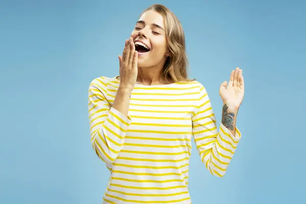 Portrait Smiling American Woman Yawning Eyes Closed Wake Wearing Stylish — Stock Photo, Image