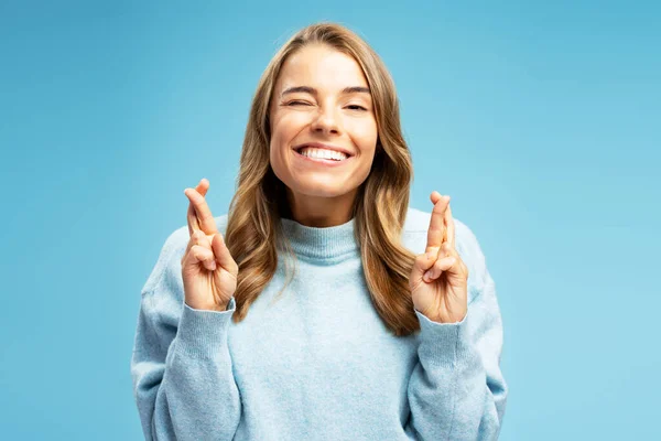 Portrait Smiling Young Woman Wearing Warm Sweater Crossed Fingers Standing — Stock Photo, Image
