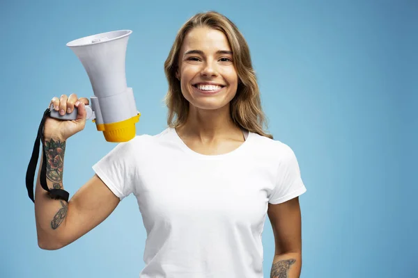 Lachende Mooie Vrouw Wit Shirt Kijkend Naar Camera Met Megafoon — Stockfoto