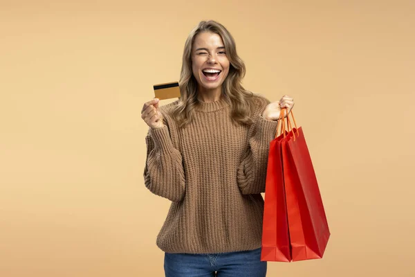 Güzel Gülümseyen Bir Kadın Elinde Kredi Kartı Bej Arka Planda — Stok fotoğraf
