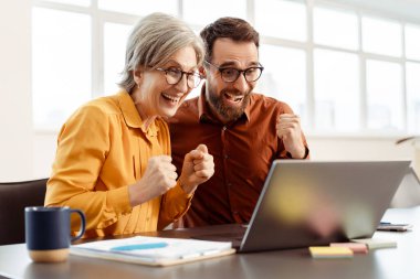 Takım aşırı mutlu iş adamları, işçiler, bilgisayar kullanan meslektaşlar modern ofiste oturarak para kazanmayı kutluyorlar. Mutlu adam ve kadın para alır. Başarılı iş konsepti 
