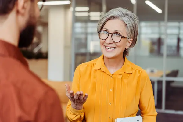 Πορτρέτο Του Χαμογελαστού Αυτοπεποίθηση Ηλικιωμένη Γυναίκα Φορώντας Γυαλιά Επικοινωνίας Συνάδελφο — Φωτογραφία Αρχείου