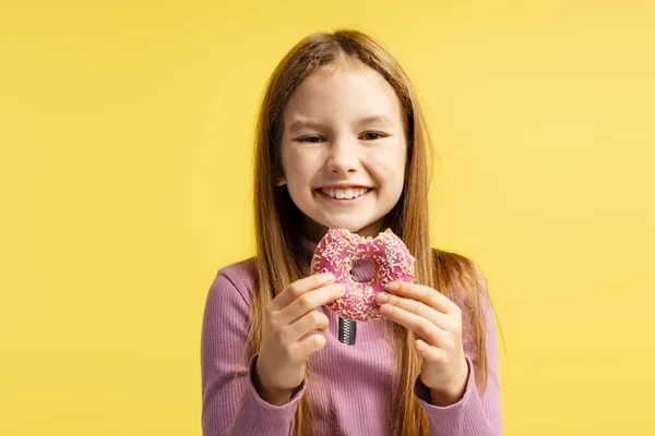 Πορτρέτο Του Χαμογελαστού Όμορφο Κορίτσι Κρατώντας Ροζ Ντόνατ Τρώει Κοιτάζοντας — Φωτογραφία Αρχείου