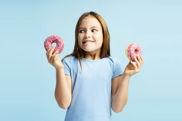 Θετική Όμορφη Κοπέλα Που Κρατάει Ροζ Ντόνατ Τρώει Στέκεται Απομονωμένη — Φωτογραφία Αρχείου
