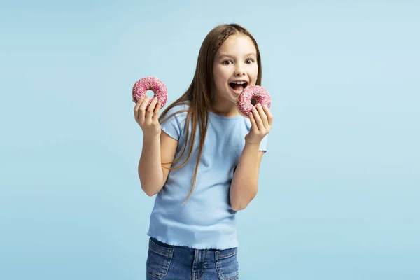 Πορτρέτο Του Ενθουσιασμένοι Όμορφο Κορίτσι Κρατώντας Ροζ Ντόνατ Φαγητό Κοιτάζοντας — Φωτογραφία Αρχείου