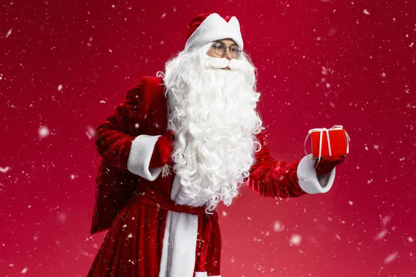 Kerstman Holding Bag Dragen Geschenkdoos Geïsoleerd Rode Achtergrond Vakantie Kerstfeest — Stockfoto