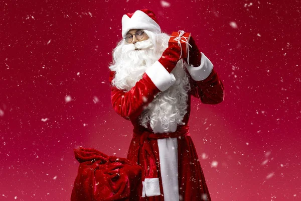 Portrait Santa Claus Saint Nicholas Holding Gift Box Looking Camera — Stock Photo, Image
