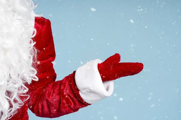Nahaufnahme Hand Des Weihnachtsmannes Zeigt Schnee Isoliert Auf Blauem Hintergrund — Stockfoto