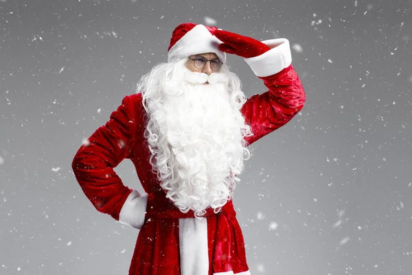Pensive Santa Wegkijkend Geïsoleerd Grijze Achtergrond Met Sneeuw Winter Kerstconcept — Stockfoto
