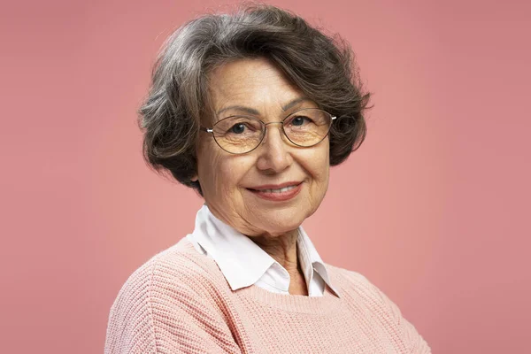 Nahaufnahme Porträt Lächelnde Seniorin Niedliche Glückliche Großmutter Pullover Brille Die — Stockfoto