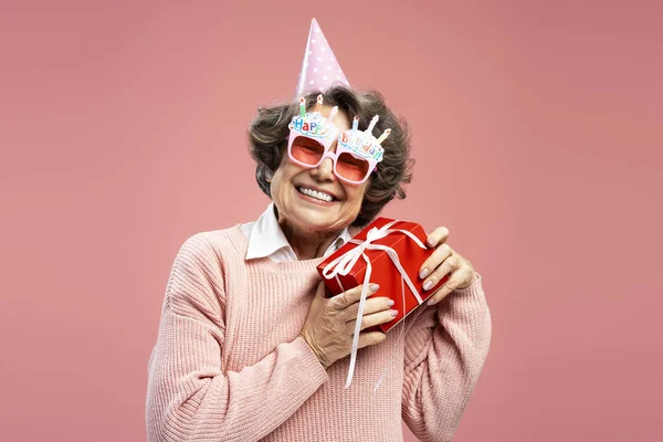 Mujer Mayor Atractiva Feliz Abuela Sonriente Con Gafas Divertidas Celebración —  Fotos de Stock