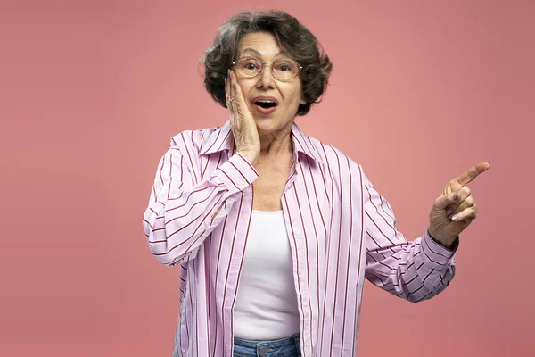 Excited Beautiful Mature 70S Woman Wearing Eyeglasses Pointing Finger Copy — Stock Photo, Image