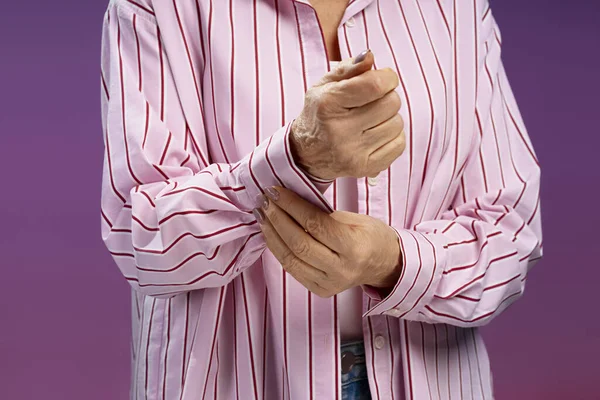 Старшая Женщина Розовой Полосатой Рубашке Крупным Планом Избирательным Фокусом Изолирована — стоковое фото