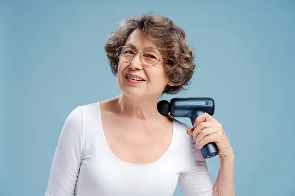 Retrato Mujer Anciana Atractiva Sonriente Sosteniendo Masajeador Usando Anteojos Pie —  Fotos de Stock