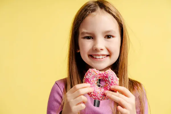 Χαμογελώντας Όμορφο Κορίτσι Κρατώντας Ροζ Ντόνατ Τρώει Κοιτάζοντας Κάμερα Χαρούμενο — Φωτογραφία Αρχείου