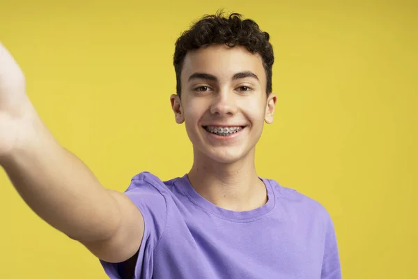 소년의 초상화 영향력자 비디오 세련된 캐주얼 보라색 티셔츠를 노란색 배경에 — 스톡 사진