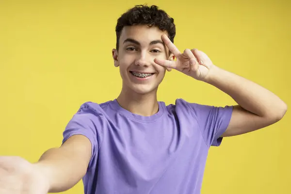 Portrett Smilende Tenåring Gutt Influencer Med Tannregulering Ser Kamera Poserer – stockfoto
