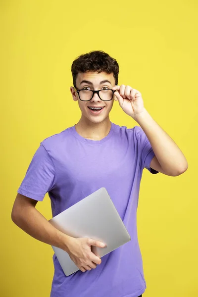 Portret Van Lachende Opgewonden Tienerjongen Met Stijlvolle Brillen Laptop Vasthoudend — Stockfoto