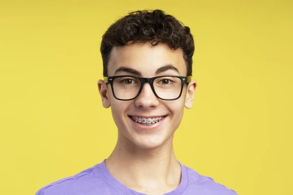 Nærbilde Smartstudent Med Briller Smilende Gutt Med Tannregulering Med Briller – stockfoto