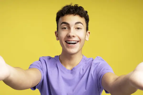 Portrett Smilende Gutt Tenåring Med Tannregulering Som Tar Selfie Isolert – stockfoto
