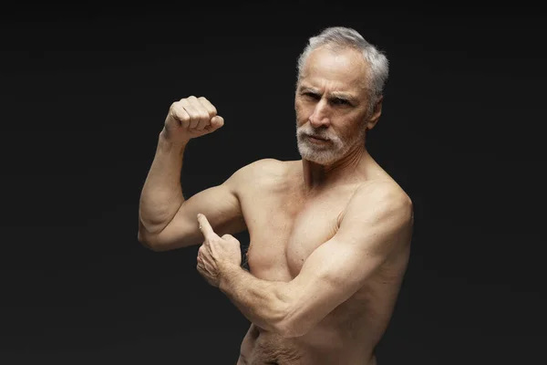 Porträt Eines Gutaussehenden Älteren Grauhaarigen Mannes Mit Nacktem Oberkörper Der — Stockfoto