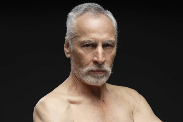 严肃而强壮的大胡子老人的画像 他赤身裸体 肌肉发达 凝视着站在黑色背景上的相机 健康生活方式概念 — 图库照片