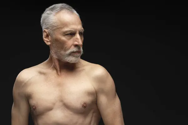 严肃的灰白头发 赤身裸体的老年男子的画像 在黑色的背景复制空间上孤零零地站在一边 广告概念 — 图库照片