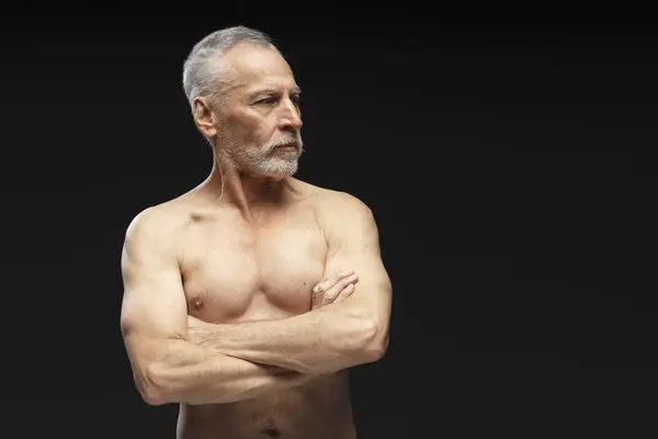 Porträt Eines Ernsten Älteren Jährigen Mannes Mit Nacktem Oberkörper Und — Stockfoto