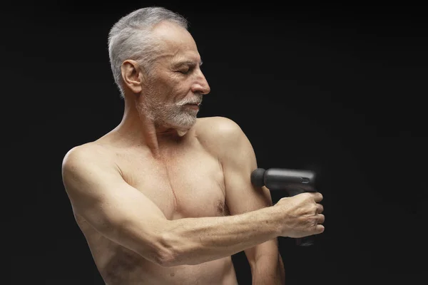 Porträt Eines Attraktiven Lächelnden Älteren Mannes Ohne Hemd Mit Massagepistole — Stockfoto