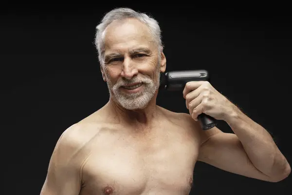 Porträt Eines Grauhaarigen Lächelnden Hemdlosen Mannes Mit Massagepistole Der Sich — Stockfoto