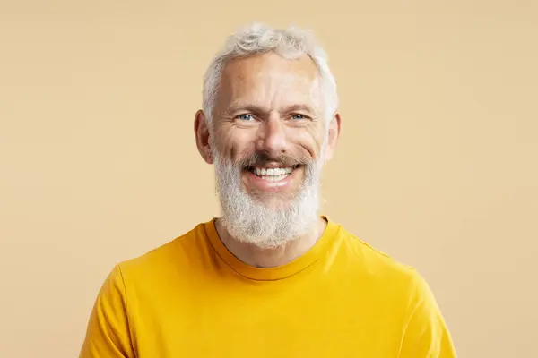 Detailní Portrét Pohledný Usmívající Let Starý Muž Stylově Šedými Vlasy — Stock fotografie