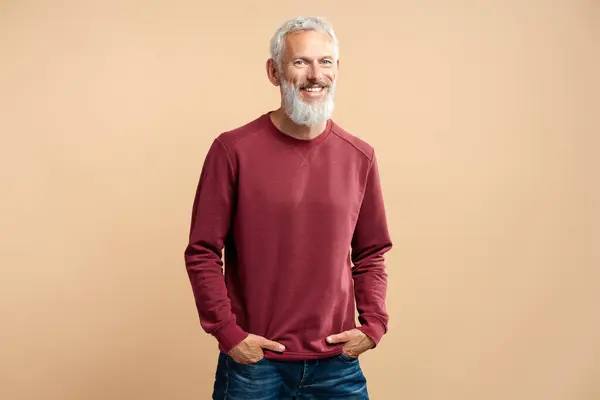 Pohledný Usmívající Zralý Skandinávský Muž Vousatý Šedovlasý Hipster Držící Ruce — Stock fotografie
