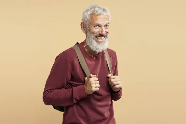 Portrét Skandinávského Usměvavého Vousatého Muže Turista Držící Batoh Hledící Kameru — Stock fotografie