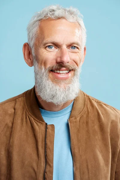 Portrét Pohledný Usmívající Šedovlasý Dospělý Muž Vousatý Hipster Stylové Kožené — Stock fotografie